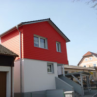 Haus mit weißer und roter Fassade