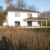 fertig gestrichenes Haus in weiß