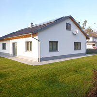 weißes Einfamilienhaus