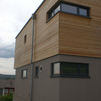 dunkel gestrichenes Haus von Malermeister Pilhofer