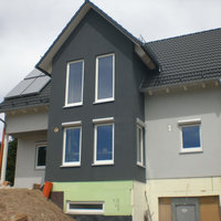 dunkelgraues Haus von Malermeister Pilhofer