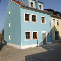 hellblau gestrichenes Reihenhaus von Malermeister Pilhofer