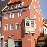 Einfamilienhaus mit lachsfärbigen Anstrich